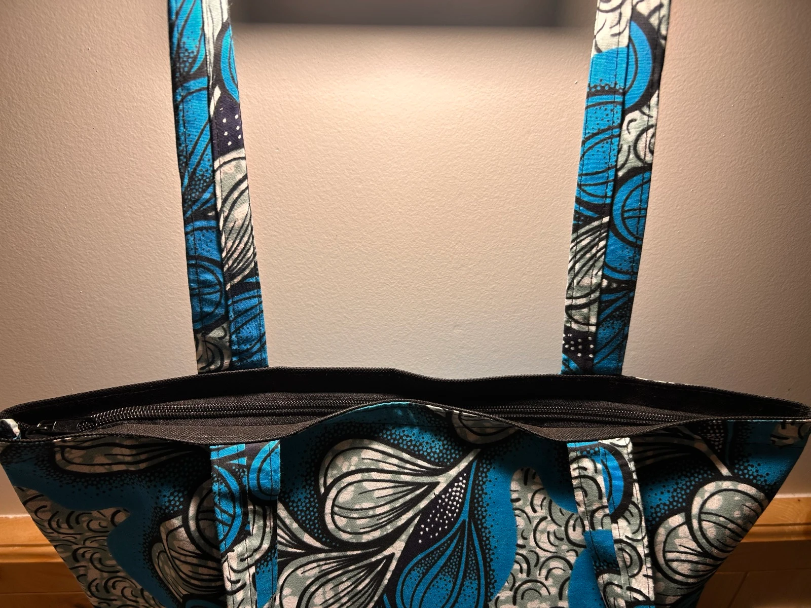 Blauwe en zwarte wax stof shoppingtas – Handgemaakte draagtas – Unieke dames tas – Afrikaanse tas – photo 4